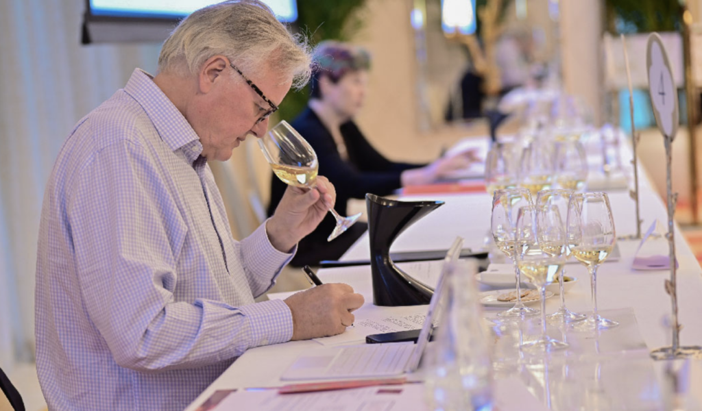 27 internationally acclaimed judges, including seven masters of wine, gathered at Wynn Signature Chinese Wine Awards