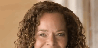 Actress-writer Gin Hammond brings Living IncogNegro and develops Returning The Bones at AFM 2025